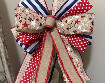 手作りの愛国的なリボンリースボウ、星条旗柄の7月4日装飾