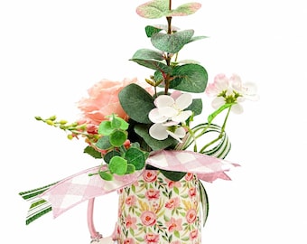 Roze roos koffiemok bloemstuk