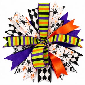 Könnte beinhalten: Eine dekorative Schleife aus mehreren Bändern mit Halloween-Motiv. Die Bänder zeigen Muster aus schwarz-weißen Rauten, horizontalen Streifen in Limettengrün, Orange und Schwarz, einfarbigem Violett, einfarbigem Orange und Weiß mit schwarzen Spinnen.