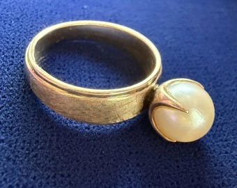 Vintage 18k Gold Pearl Ring, Brushed Gold, Elegant Setting