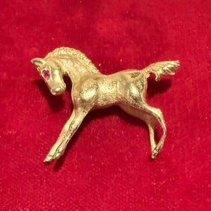 Pendentif cheval vintage en or massif 14 carats avec un oeil en rubis, bijoux équestres