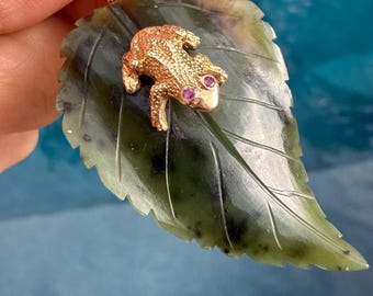 Designer Cellino 14k Gold Frosch mit Rubin Augen auf einem grünen Blatt Stein, wahrscheinlich Nephrit oder Chrystopras