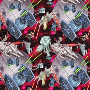 Peut inclure: Un motif de tissu répétitif représentant des vaisseaux spatiaux Star Wars, dont des chasseurs TIE, des X-wings, des marcheurs AT-AT et le Faucon Millenium sur un fond spatial sombre avec des nébuleuses rouges et des rayons laser colorés.