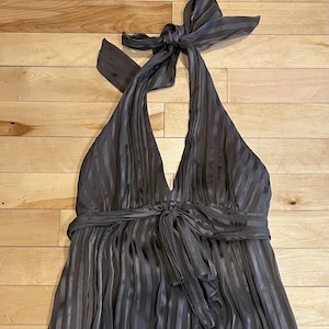 Elegant BCBG Max Azria Sidenklänning med Haltermönster, Plisserad Brun Midiklänning, Storlek 8, Böljande Aftonklänning bild 1