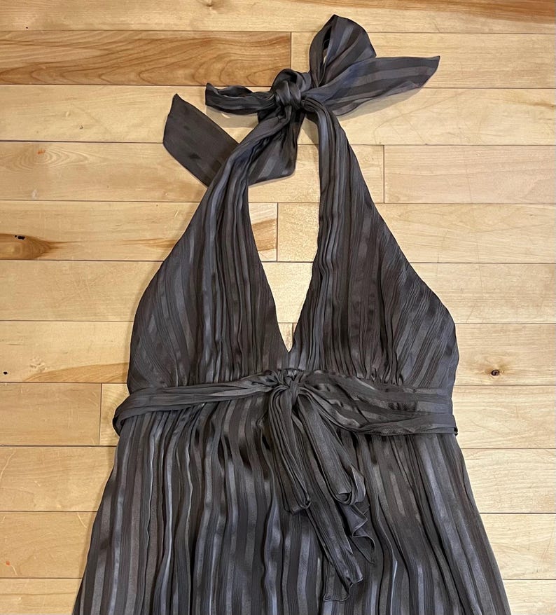 Elegant BCBG Max Azria Sidenklänning med Haltermönster, Plisserad Brun Midiklänning, Storlek 8, Böljande Aftonklänning bild 1