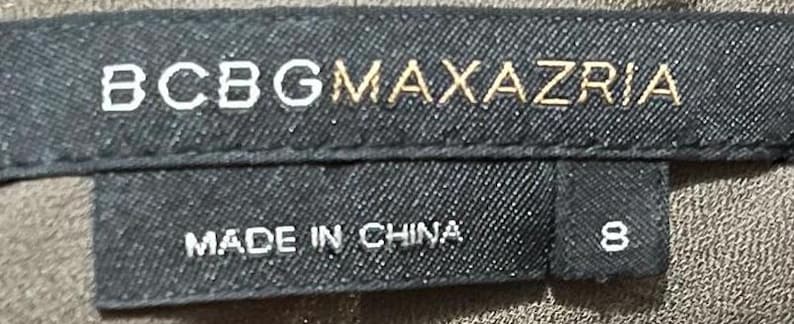 Elegant BCBG Max Azria Sidenklänning med Haltermönster, Plisserad Brun Midiklänning, Storlek 8, Böljande Aftonklänning bild 8