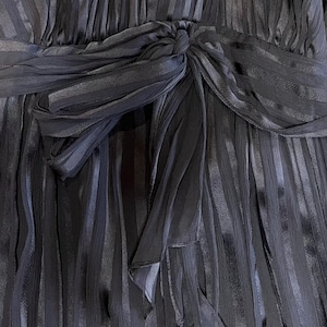 Elegant BCBG Max Azria Sidenklänning med Haltermönster, Plisserad Brun Midiklänning, Storlek 8, Böljande Aftonklänning bild 6