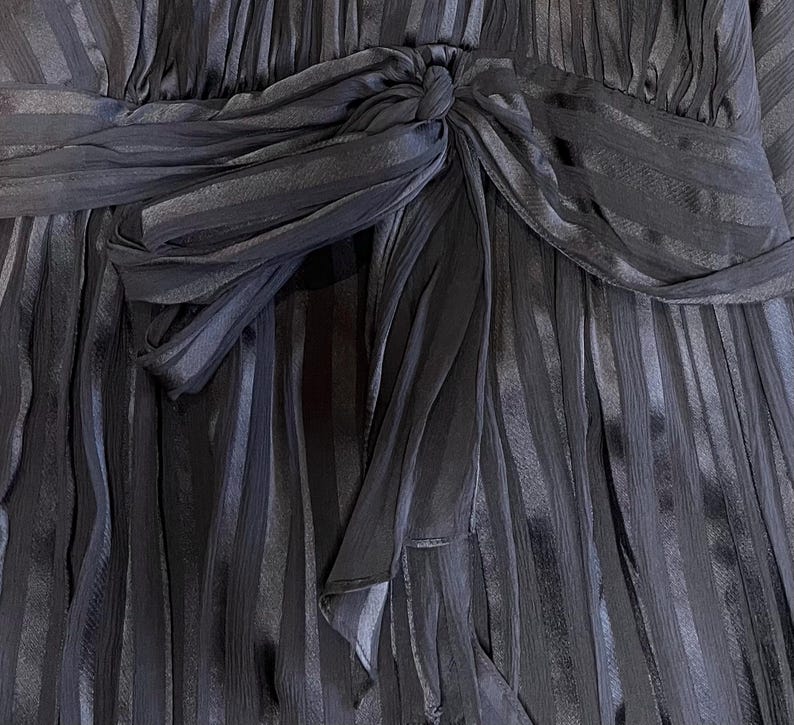 Elegant BCBG Max Azria Sidenklänning med Haltermönster, Plisserad Brun Midiklänning, Storlek 8, Böljande Aftonklänning bild 6