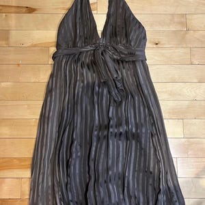 Elegant BCBG Max Azria Sidenklänning med Haltermönster, Plisserad Brun Midiklänning, Storlek 8, Böljande Aftonklänning bild 3