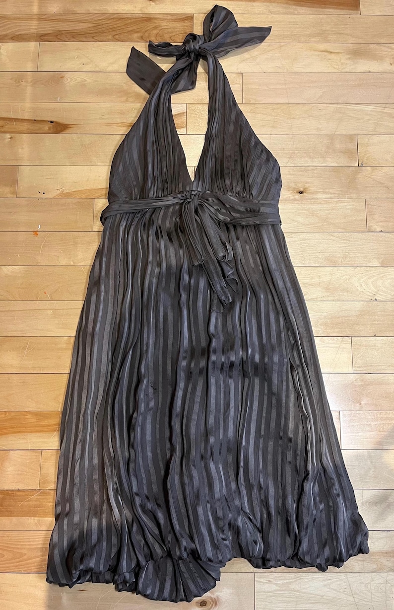 Elegant BCBG Max Azria Sidenklänning med Haltermönster, Plisserad Brun Midiklänning, Storlek 8, Böljande Aftonklänning bild 3