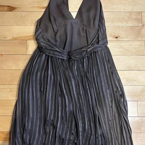 Elegant BCBG Max Azria Sidenklänning med Haltermönster, Plisserad Brun Midiklänning, Storlek 8, Böljande Aftonklänning bild 4