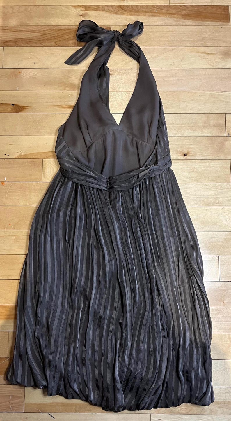 Elegant BCBG Max Azria Sidenklänning med Haltermönster, Plisserad Brun Midiklänning, Storlek 8, Böljande Aftonklänning bild 4