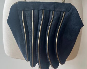 Vintage skulptural svart mocka axelväska | Minimalistisk metallväska med stavdetaljer | Tillverkad i Filippinerna | Avant Garde-handväska