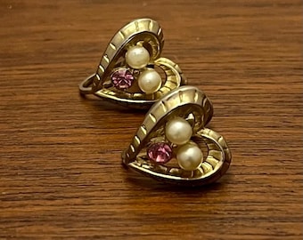 Orecchini vintage Coro con chiusura a vite – Perle sintetiche e strass rosa – Clip color oro 1,5 cm