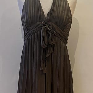 Elegant BCBG Max Azria Sidenklänning med Haltermönster, Plisserad Brun Midiklänning, Storlek 8, Böljande Aftonklänning bild 2