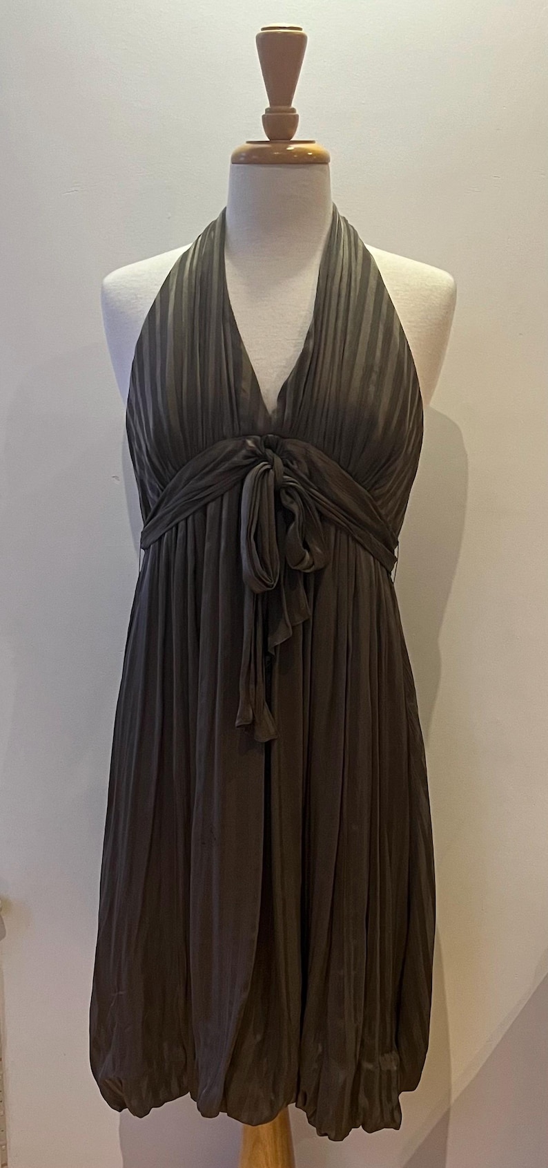 Elegant BCBG Max Azria Sidenklänning med Haltermönster, Plisserad Brun Midiklänning, Storlek 8, Böljande Aftonklänning bild 2