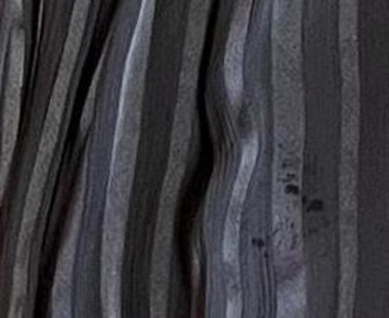 Elegant BCBG Max Azria Sidenklänning med Haltermönster, Plisserad Brun Midiklänning, Storlek 8, Böljande Aftonklänning bild 5