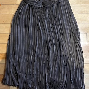 Elegant BCBG Max Azria Sidenklänning med Haltermönster, Plisserad Brun Midiklänning, Storlek 8, Böljande Aftonklänning bild 7