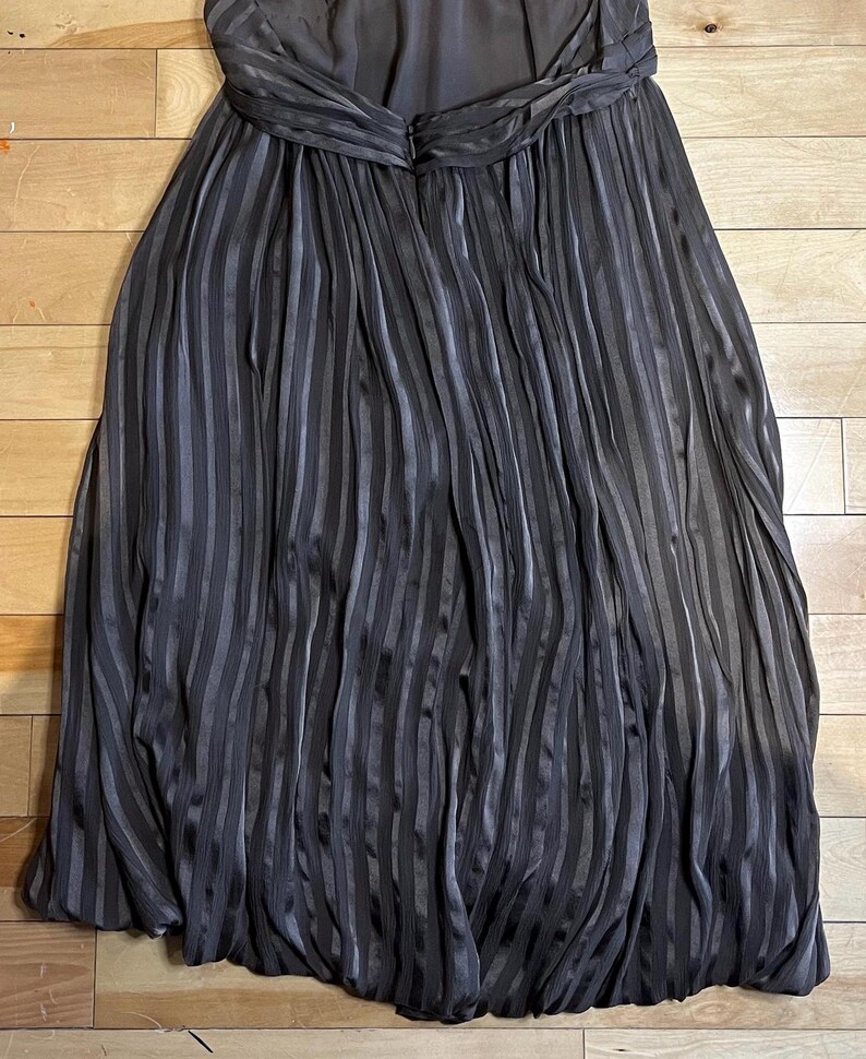 Elegant BCBG Max Azria Sidenklänning med Haltermönster, Plisserad Brun Midiklänning, Storlek 8, Böljande Aftonklänning bild 7