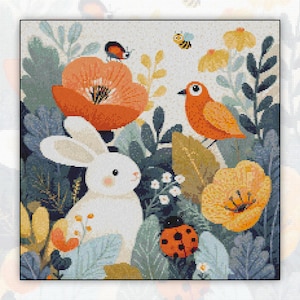 Op de afbeelding: Een kruissteekontwerp met een wit konijn, een oranje vogel en insecten te midden van kleurrijke bloemen en bladeren. Het kunstwerk bevat oranje klaprozen, gele bloemen en een lieveheersbeestje, waardoor een levendige scène met een natuurthema ontstaat.