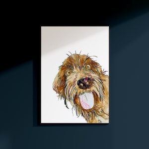 Könnte beinhalten: Ein Aquarellbild eines braunen und weißen Hundes mit herausgestreckter Zunge. Der Hund schaut den Betrachter mit einem verspielten Ausdruck an.
