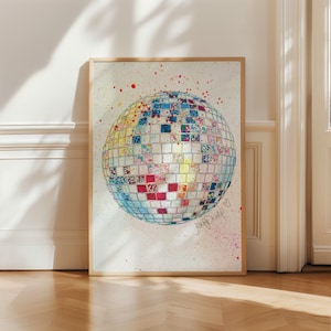 Könnte beinhalten: Ein gerahmter Druck einer bunten, vielseitigen Discokugel vor weißem Hintergrund mit roten, gelben und blauen Farbstichen. Die Unterschrift des Künstlers "Jeff Duff" befindet sich unten rechts.