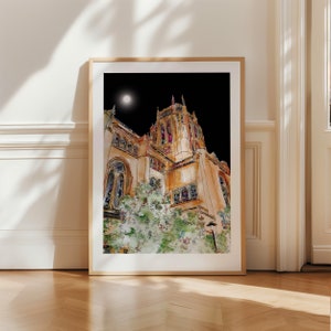 Op de afbeelding: Een aquarel schilderij van een hoog, versierd gebouw met een maan op de achtergrond. Het gebouw wordt verlicht door de maan en heeft een gouden tint. Het gebouw is omgeven door bomen en bladeren.