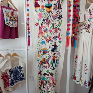 Lindo caminho de mesa Otomi Cosmovision multicolorido. Bordado à mão.