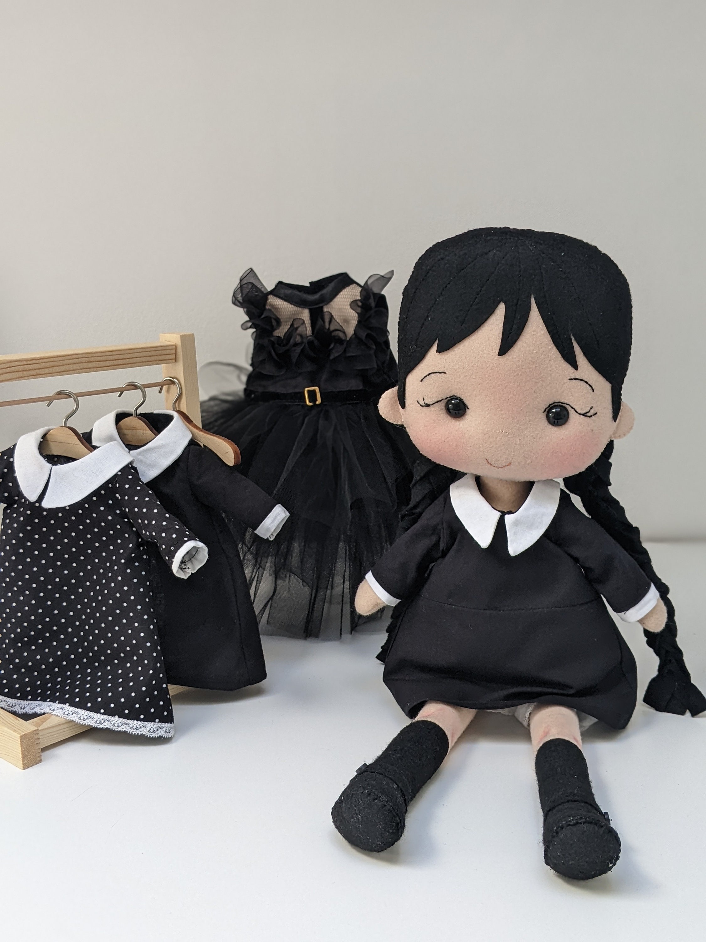 Una simpatica bambola di feltro ispirata a Mercoledì Addams da spogliare e vestire come amano le ragazze