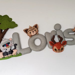 Banner com nome fofo de savana ou safari para decoração de seu berçário, animais selvagens de feltro, búfalo, impala, leopardo, macaco mandril
