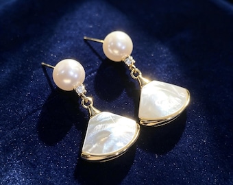 Pendientes de perlas de agua dulce / Perla natural 5A y concha marina / Poste chapado en oro / Pendientes minimalistas de 7-8 mm / Pure Fan