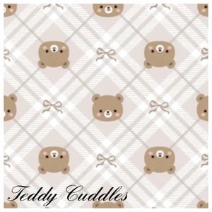 Pode incluir: Um padrão repetido de rostos e corpos de ursinhos de pelúcia castanhos com pequenos laços em um fundo xadrez bege claro. As palavras "Teddy Cuddles" estão escritas em itálico na parte inferior da imagem.