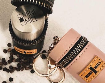 Mini Pepper Grinder Keychain – Stainless Steel Mill with Leather Pouch