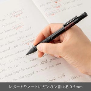 Op de afbeelding: Een zwart vulpotlood met een getextureerde grip en een zakclip, voorzien van de tekst "SMASH 0.5" en "Pentel Q1005 JAPAN" op de houder. Het potlood ligt op een vel gelinieerd papier met handgeschreven Engelse tekst.