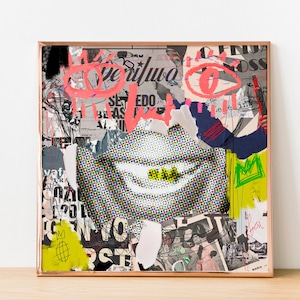 Pode incluir: Obra de arte abstrata em técnica mista emoldurada em madeira. A obra apresenta uma colagem de papel rasgado, texto e elementos gráficos. Olhos rosa vibrantes e uma boca sorridente são proeminentes, com detalhes em amarelo e azul.