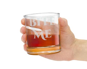 Bite Me Whisky Glas | gravierter 10,5 Unzen Felsenbecher