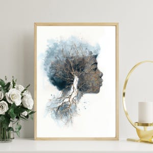 Könnte beinhalten: Aquarelldruck eines Frauenprofils mit einem baumartigen Design, das in ihr Haar und Gesicht integriert ist. Das Kunstwerk hat einen hellbraunen Holzrahmen und eine sanfte Farbpalette aus Blau-, Braun- und Weißtönen. Das Kunstwerk wird auf einer weißen Oberfläche präsentiert.