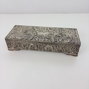 Joyero rectangular Godinger de 1992, chapado en plata, con elaborados motivos de hojas y volutas en relieve.