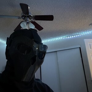 Puede incluir: Un letrero de madera r&uacute;stica con el texto "Welcome to our home" en letras blancas. El letrero presenta un acabado envejecido y un dise&ntilde;o sencillo y acogedor.