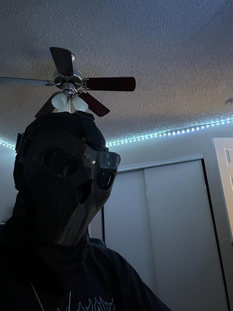 Puede incluir: Un letrero de madera r&uacute;stica con el texto "Welcome to our home" en letras blancas. El letrero presenta un acabado envejecido y un dise&ntilde;o sencillo y acogedor.