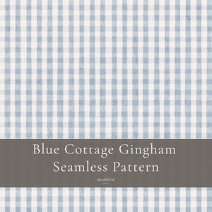 Pode incluir: Um padrão sem costuras com um design de xadrez vichy azul claro e branco com uma textura suave pintada à mão. Uma faixa horizontal cinzento-escura no centro exibe o texto branco: Blue Cottage Gingham Seamless Pattern applebird studio.