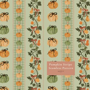 Può includere: Un motivo continuo con strisce verticali di tessuto vichy verde salvia alternate a viti verticali di zucche e zucche ornamentali legate con nastri rossi. Il testo "Pumpkin Stripe Seamless Pattern applebird studio" è stampato in bianco su un rettangolo color salmone.