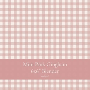 Op de afbeelding: Een stofpatroon met een mini roze en wit gingham ruitontwerp. Een effen roze horizontale band in het midden toont de witte tekst: Mini Pink Gingham 6x6" Blender, met de kleinere tekst applebird studio eronder.
