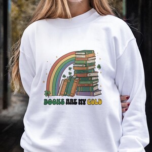 Books Are My Gold スウェットシャツ、セントパトリックスデーの読書好き向けクルーネック、Pot of Gold ブックプルオーバー、アイルランドの読書好き向けラッキークローバーギフト