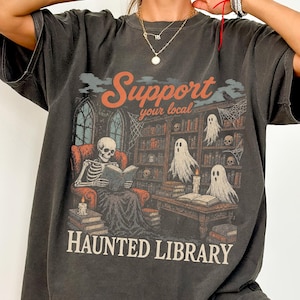 Stöd ditt lokala hemsökta bibliotek-tröja, bokälskare Halloween-tröja, spökläsnings-tröja, Dark Academia-gåva för läsare, bibliotekarie-tröja