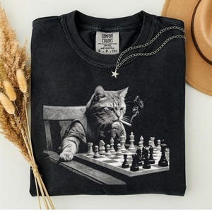 Maglietta con gatto che gioca a scacchi, maglietta con gatto che fuma e gioca a scacchi, regalo per giocatore di scacchi, maglietta con gatto in stile vintage con inchiostro, regalo per maestro di scacchi