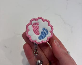 Porta badge per terapia intensiva neonatale con piedini di neonato ricamati