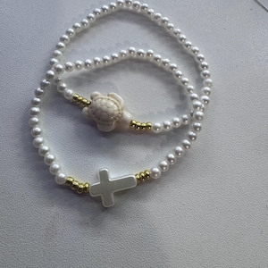 Puede incluir: Un letrero de madera rústica con el texto "Welcome to our home" en letras blancas. El letrero presenta un acabado envejecido y un diseño simple y acogedor, ideal para la decoración de la entrada.