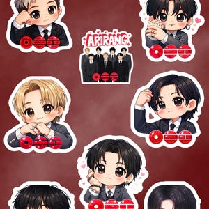 Pode incluir: Uma coleção de autocolantes BTS-Chibi com ilustrações de desenhos animados dos membros da banda em fatos. Os autocolantes têm uma borda branca e um design vermelho e branco na parte inferior. O texto "BTS-CHIBI STICKERS" está no topo.