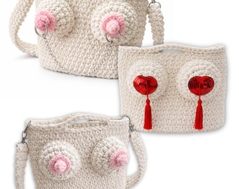 Op de afbeelding: Off-white gehaakte handtassen met borstvormige ontwerpen. Sommige tassen hebben roze tepeldetails met zilveren ringen en kettingen. Een andere tas heeft rode hartvormige versieringen met rode kwasten.